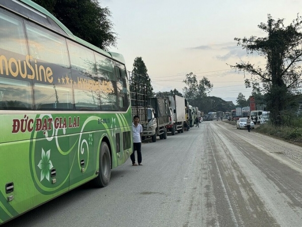 1월 사고 이후 19번 고속도로의 긴 정체 사진: Ngoc Oanh