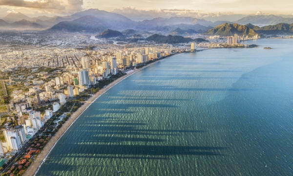 Tran Phu beach in downtown Nha Trang is seen from above. Photo by (사진=VnExpress/Nguyen Tran Dang Khoa)