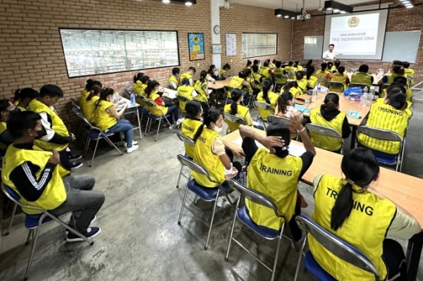 Công nhân mới của nhà máy Taekwang Vina tham gia tập huấn trước khi làm việc chính thức. Ảnh: An Phương