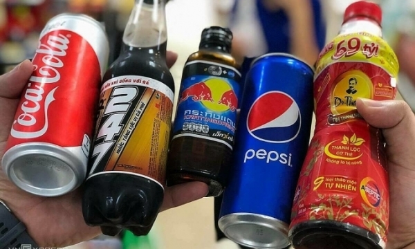 A person holds sweetened beverages. Photo by VnExpress/Anh Tu