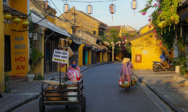 Vendors on Tran Phu Street in Hoi An. Photo by Do Anh Vu