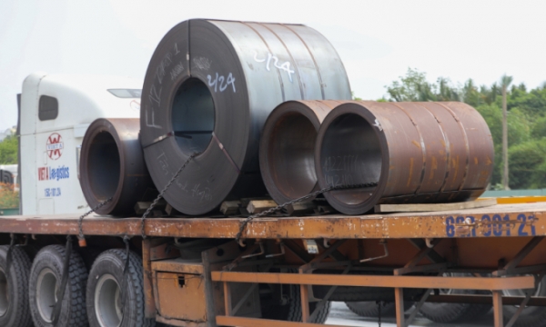 유럽위원회는 인도네시아산 철강제품에 반덤핑관세 부과가 결정된 뒤 인도네시아와 베트남간 교역에 변화가 발생한 점을 근거로 인도네시아산 철강이 베트남을 통해 우회수출되고 있는 것으로 파악하고 있다. (사진=VnExpress/Quynh Tran)