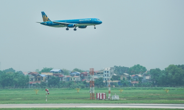 A Vietnam Airlines plane lands at Noi Bai airport in Hanoi. Photo by VnExpress/Luu Quy