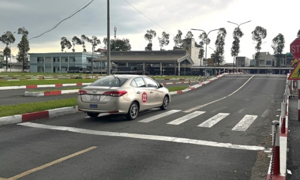 2024년 6월 3일 깐토성 닌끼우구의 운전 훈련 및 시험 시설에서 운전자가 연습하고 있다. 사진: VnExpress/An Binh
