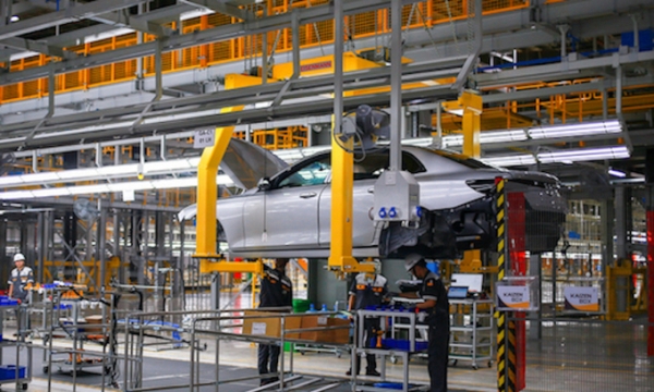 하이퐁시의 빈패스트 자동차 생산라인. 베트남 정부가 국내 조립·생산 자동차를 대상으로 특별소비세 납부기한을 오는 11월20일까지 연장하는 방안을 추진하고 있다. 승인시 국내 조립·생산 자동차에 대한 특소세 납기연장은 5번째가 된다. (사진=VnExpress)