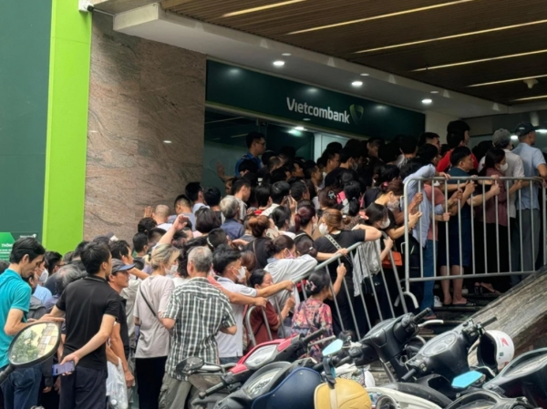 지난 11일 하노이시 비엣콤은행의 한 지점에 금을 사러 몰려든 시민들이 장사진을 치고 있는 모습. 중앙은행은 4대 국영상업은행과 SJC를 통한 시장 직접 공급이 시작된 뒤 국내외 금값 격차가 줄어들며 정책이 성과를 보이고 있으나 최근 이를 틈타 시장 불안을 초래하는 세력이 늘고 있다며 시장 교란세력들의 엄단을 공안부에 촉구했다. (사진=CTV)