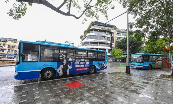 Buses on Dinh Tien Hoang Street in Hanoi's Hoan Kiem District. Photo by VnExpress/Giang Huy