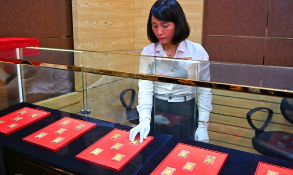 An employee of Agribank arranges gold bullion. Photo by VnExpress/Giang Huy