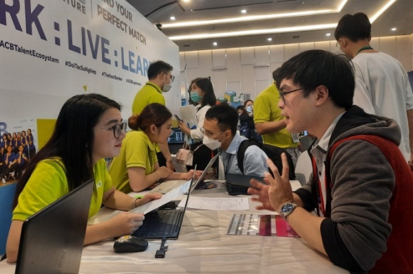 호치민시 고용시장이 크게 위축된 가운데 대졸이상 구직자들이 취업에 큰 어려움을 겪고 있는 것으로 나타났다. 3분기 취업에 나선 구직자 가운데 학사학위 이상을 보유한 구직자들은 전체 77%에 달한 것으로 조사됐다. (사진=VnExpress/Le Tuyet)