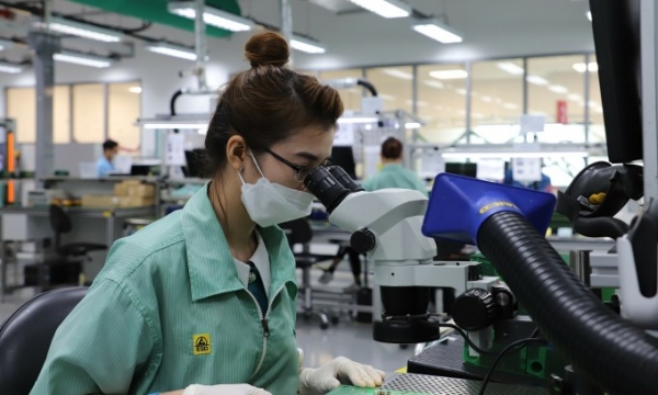 An electronic worker at the Tan Thuan Free-trade Zone in HCMC. Photo by VnExpress/Le Tuyet