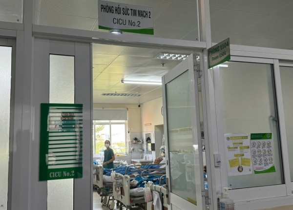 Long은 Le Van Thinh 병원의 심혈관 소생실에서 치료를 받고 있습니다. 사진: 쫑응이아( Trong Nghia)