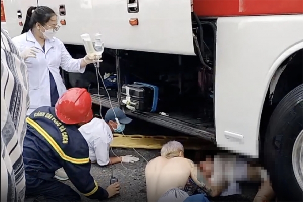 Lực lượng cứu hộ, y tế và người dân cùng nhau đưa nạn nhân ra ngoài. Ảnh: A Núi