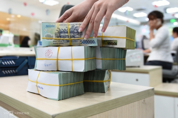 베트남 중앙은행에 따르면 상반기 신용성장률은 6%로 집계됐다. 5월까지 신용성장률이 2.4%에 그쳤던 것을 감안하면 지난 6월 한달동안 480조동(188.8억달러)에 이르는 은행자금이 시장에 풀린 것으로 추정된다. (사진=VnExpress/Thanh Tung)