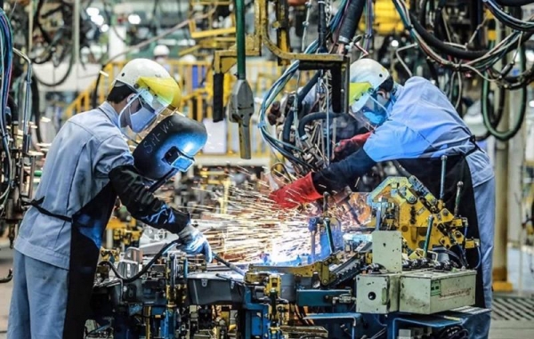 지난달 베트남의 제조업 PMI(구매관리자지수)가 전월에 이어 2개월 연속 50을 넘기며 경기확장 국면을 이어갔다. 다만 전월과 동일한 수치에 회복세가 소폭 둔화됐다는 평가가 나온다. (사진=vneconomy)