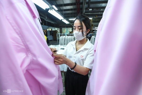 Giờ vào ca của lao động tại một công ty may ở Hải Phòng, tháng 8/2024. Ảnh: Giang Huy