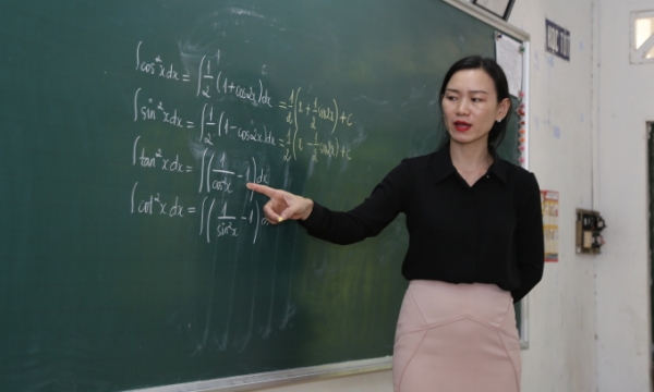 A math teacher during class in central Khanh Hoa Province in 2020. Photo by VnExpress/Xuan Ngoc