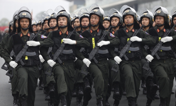 Police officers march during a ceremony rehearsal in Hanoi on April 7, 2024. Photo by VnExpress