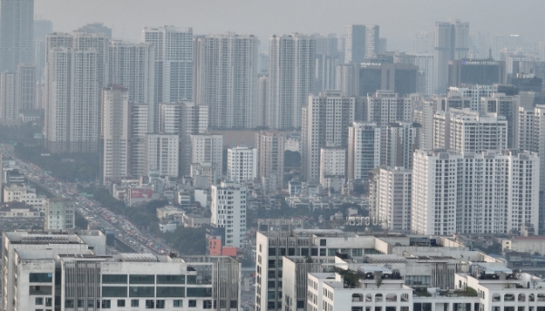 Apartment projects in Hanoi's western area in late 2023, many of which were initially sold for less than VND50 million per square meter a few years ago. Photo by VnExpress/Ngoc Thanh