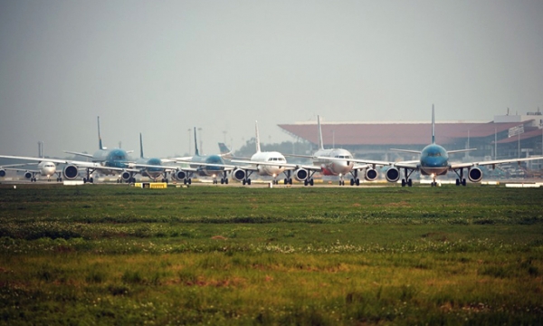 Aircraft wait in line for their turns to use the runway for takeoff at Noi Bai International Airport in Hanoi, July 2020. Photo by VnExpress/Anh Duy