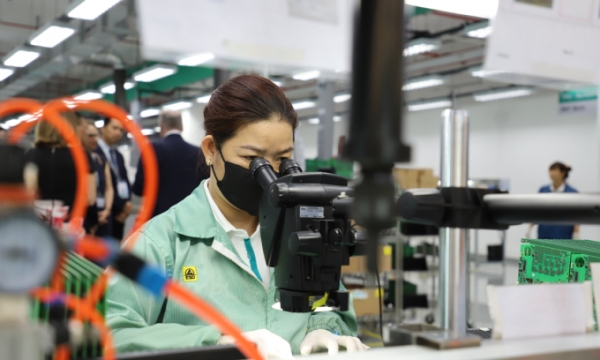 An employee works in an electronics factory in Ho Chi Minh City in March 2023. Photo by VnExpress/Le Tuyet