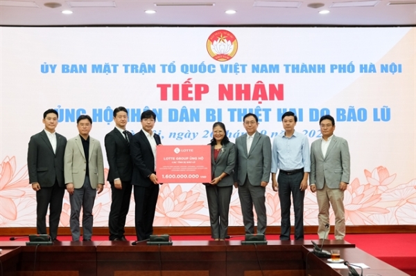 LOTTE Group presents its donations towards typhoon Yagi relief at the headquarters of the Central Committee of the Việt Nam Fatherland Front (VFF) in Hà Nội on September 26, 2024. — Photo from LOTTE Group