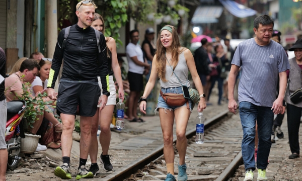 Foreign tourists walk along the tracks of Hanoi's Train Street. Photo by VnExpress/Ngoc Thanh