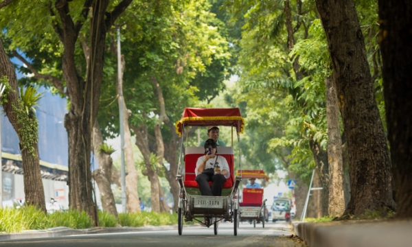 A tourist takes a cyclo ride in Hanoi in autumn. Photo by Vu Ngoc Thien