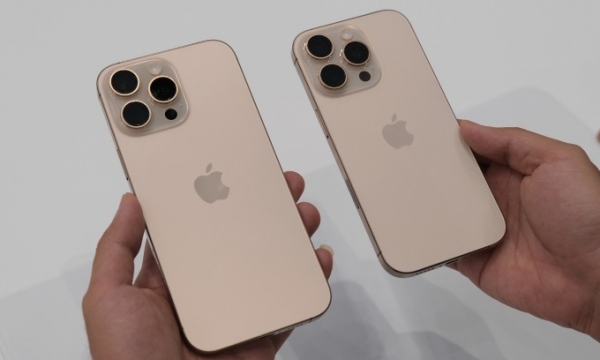 The iPhone 16 Pro (right) and iPhone 16 Pro Max at their launch event in September 2024. Photo by VnExpress/Tuan Hung