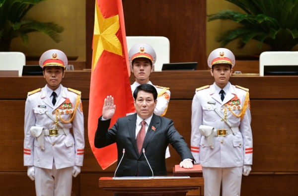 르엉 끄엉 신임 베트남 국가주석이 취임선서를 하고 있다. 베트남 국회는 지난 21일 개회한 8차 회기 본회의에서 재석의원 440명 만장일치로 끄엉 주석을 2021~2026년 임기 신임 주석으로 선출했다. (사진=VnExpress/Hoang Phong