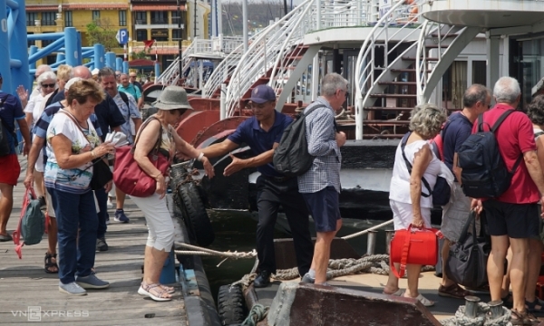 A Spanish tour group boards a boat to explore Ha Long Bay on Sept. 30, 2024. Photo by VnExpress/Le Tan