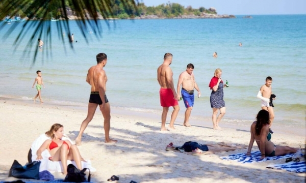 Foreign tourists on Kem beach in Phu Quoc Island. Photo by SG